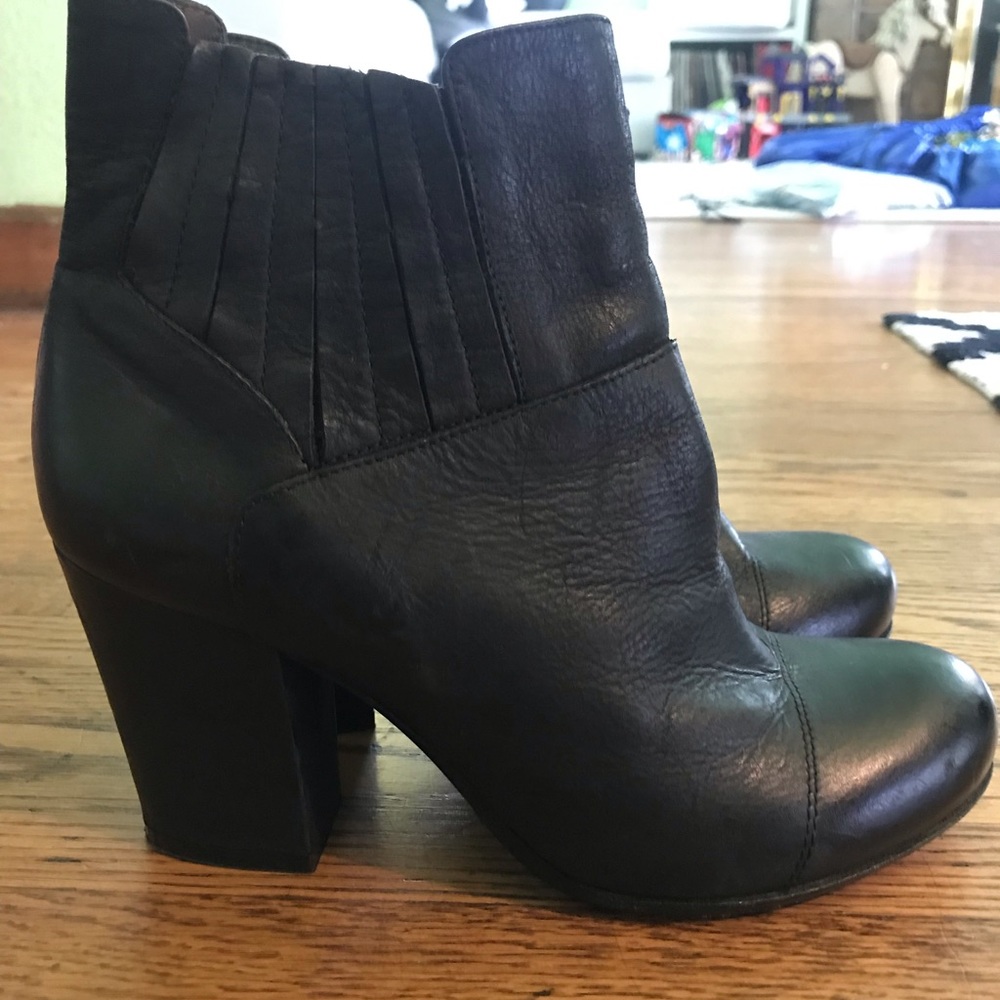 Beautiful leather boots ! Worn a couple times!
